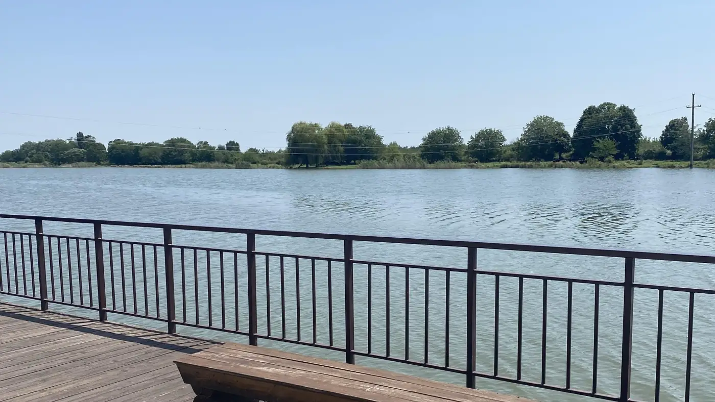 Скамья с видом на воду на территории базы